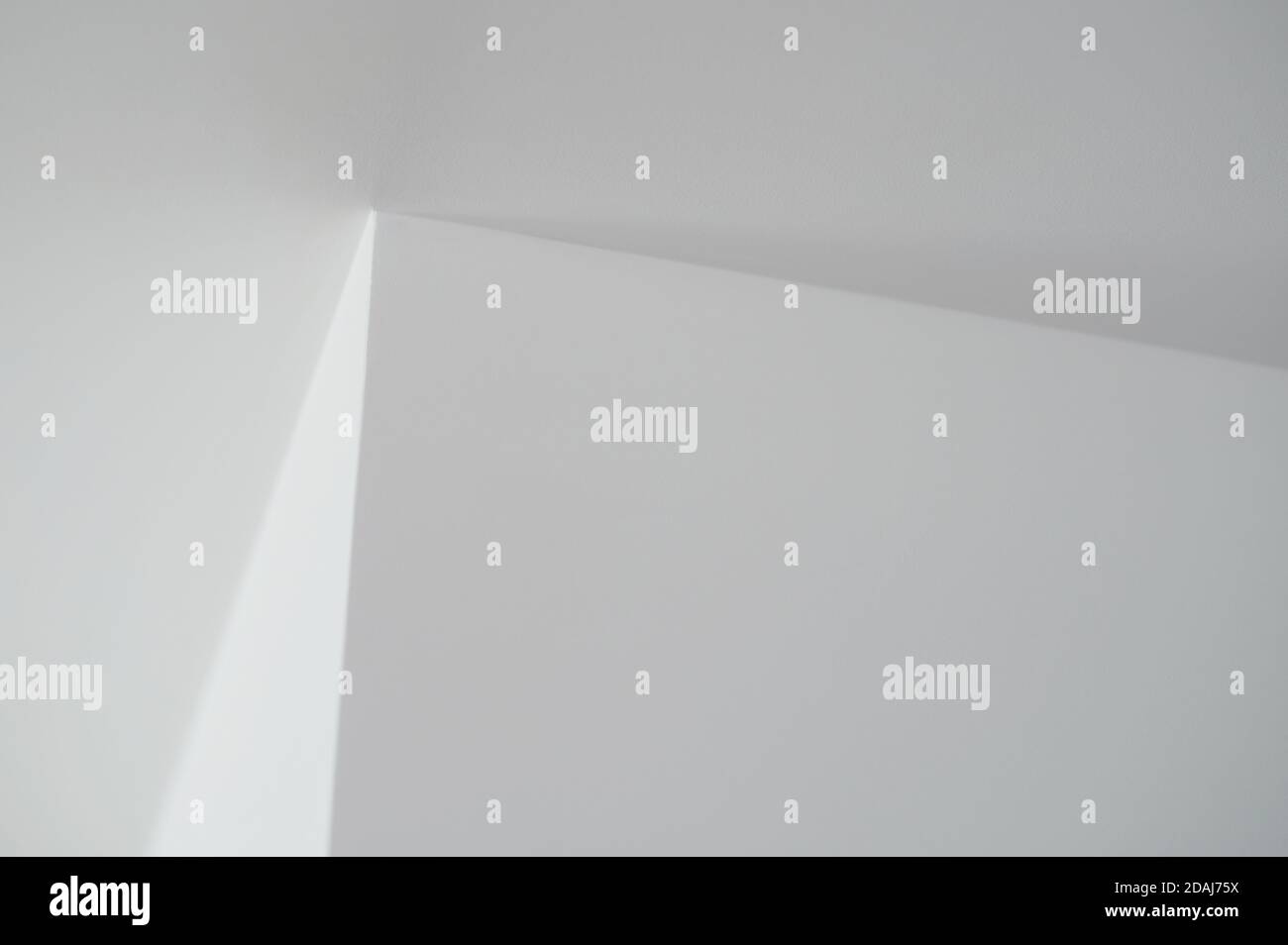 Forma geometrica bianca con ombre e linee di sfondo Foto Stock