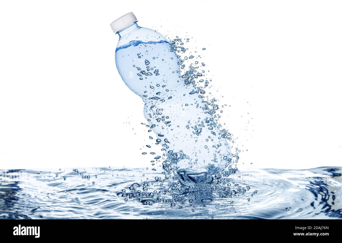 bottiglia d'acqua e bolle sopra l'acqua increspata, isolate su bianco Foto Stock