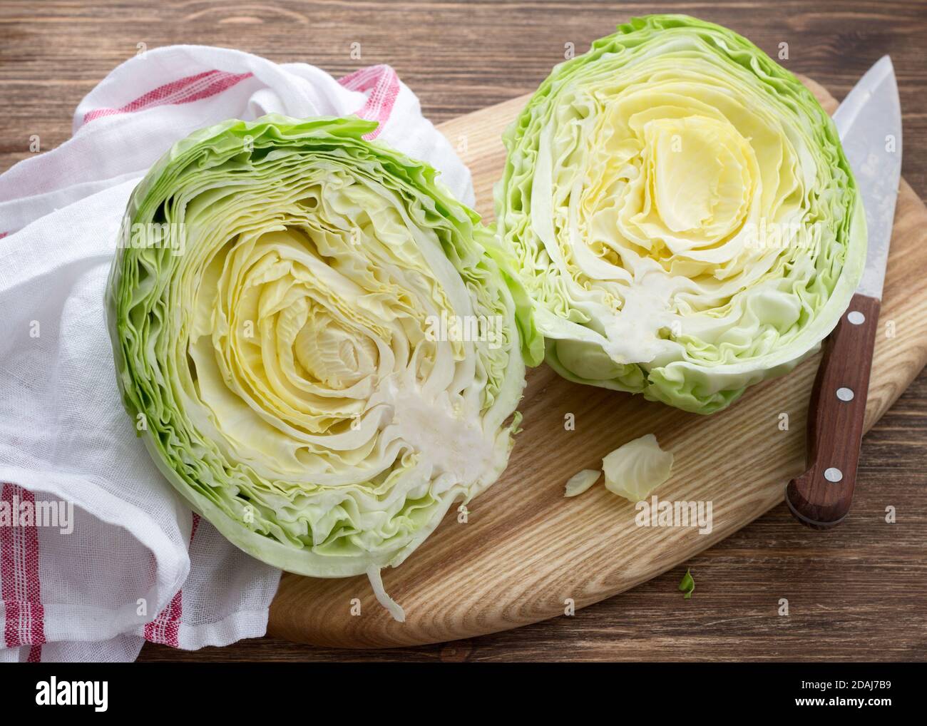 Cavolo giovane fresco su tavola di legno su tavola di legno, fuoco selettivo Foto Stock
