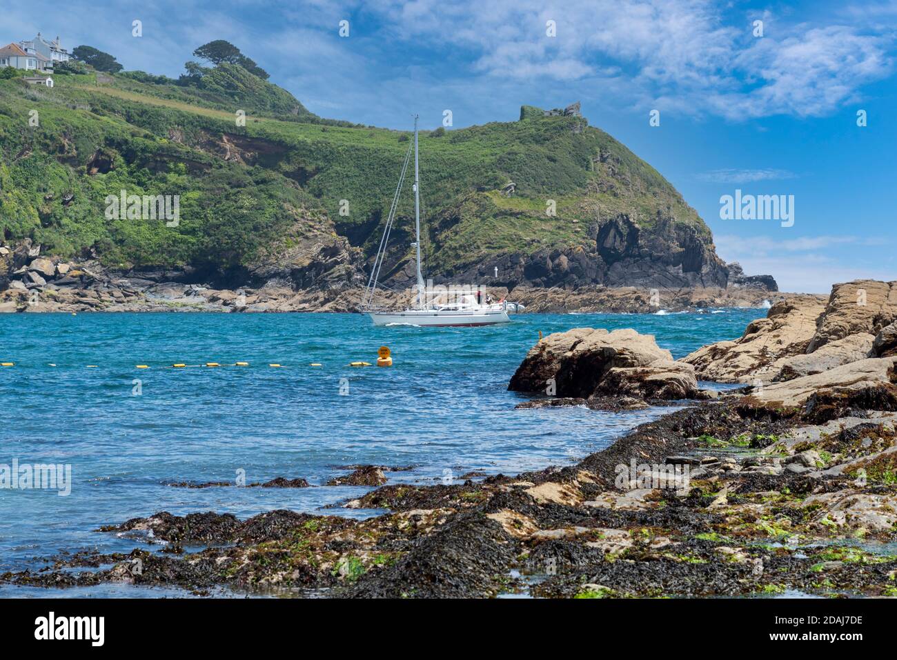 Barca che entra Fowey estuario, Fowey, Cornovaglia, Regno Unito Foto Stock
