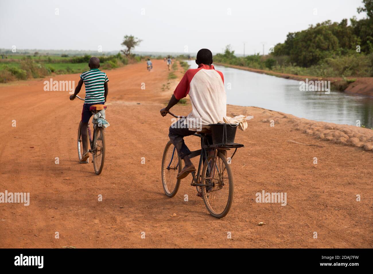 Selingue, Mali, 26 aprile 2015; il principale cannello di irrigazione per i terreni agricoli irrigati di Selingue. Foto Stock