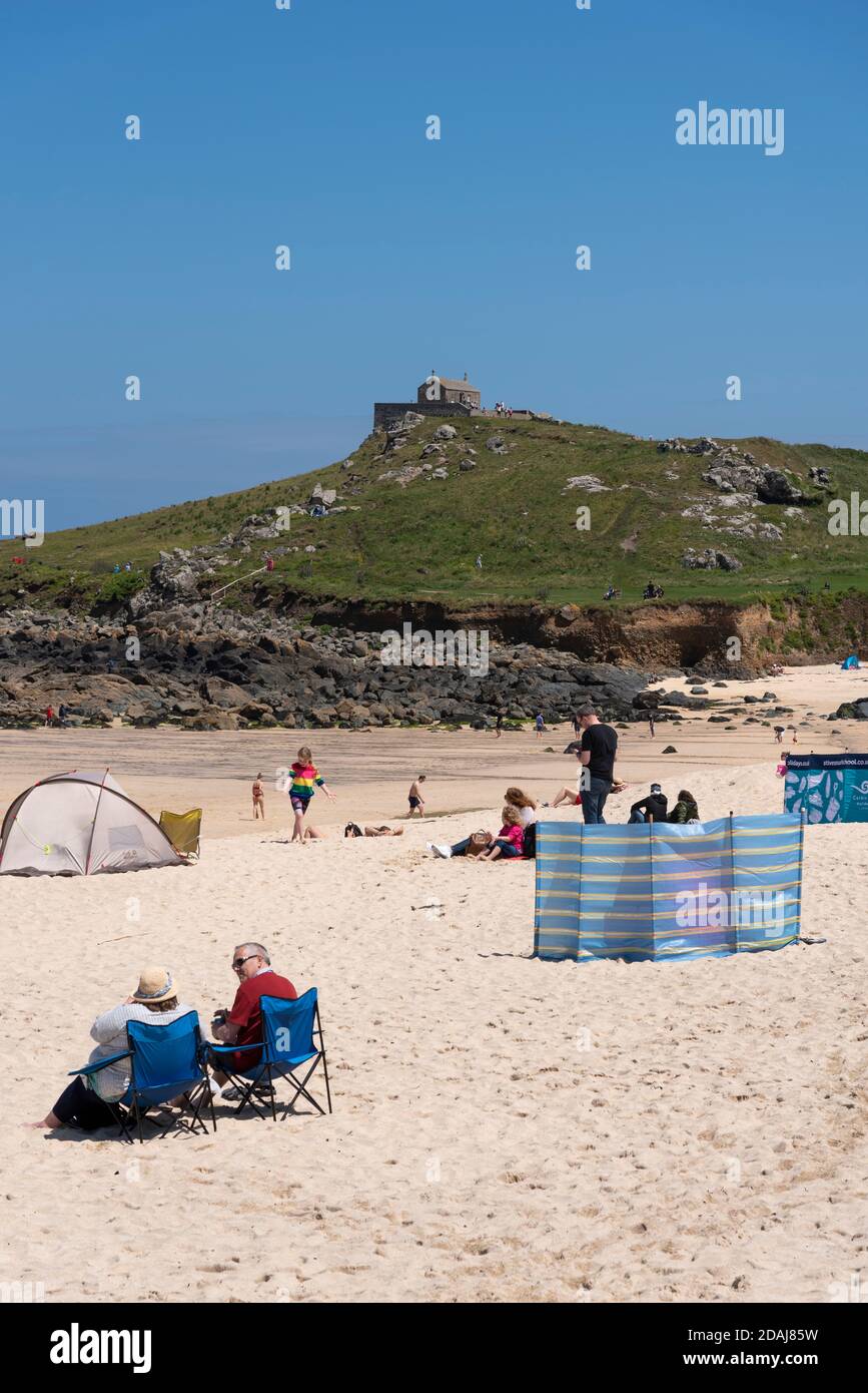 St Nicholas Chapel, l'isola vista da Porthmeor Beach, St Ives, Cornovaglia, Regno Unito Foto Stock