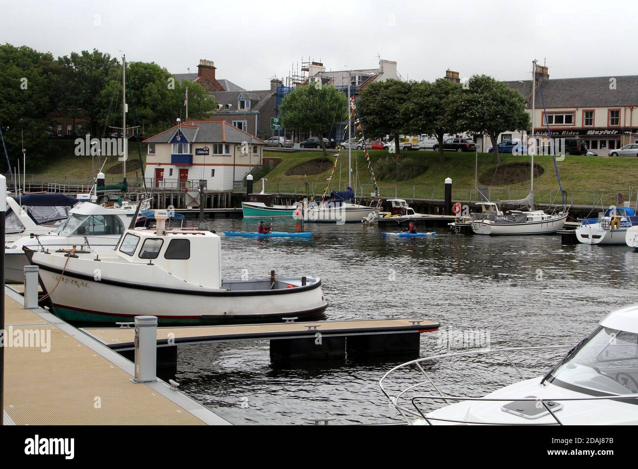 Girvan Harbour, Ayrshire, Scozia, Regno Unito apertura ufficiale di nuovi pontoni e denominazione di Grivan Academy skiff Foto Stock