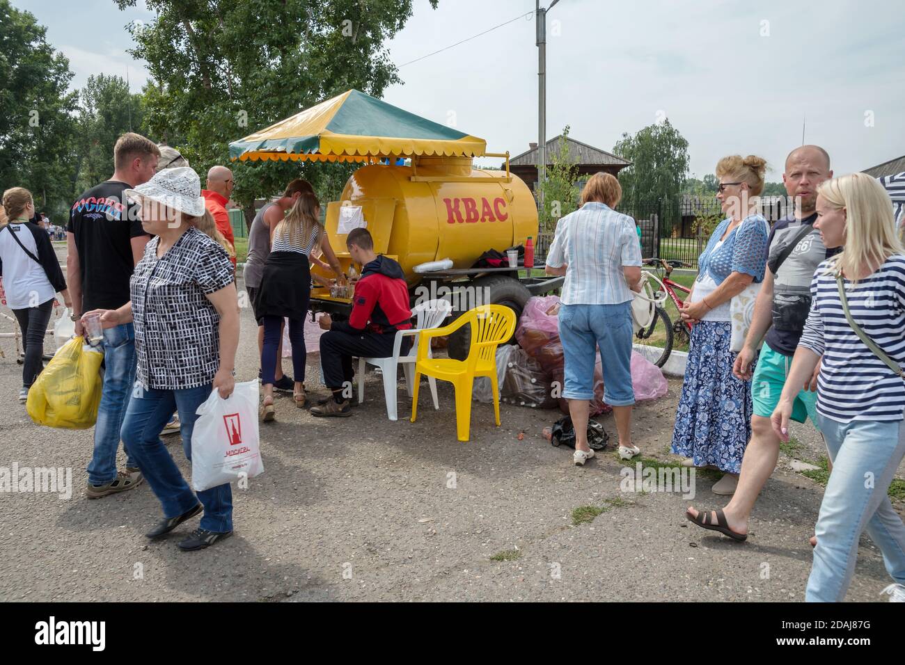 Kvass commercio sulla strada del villaggio per il Tempo del festival internazionale annuale di musica e artigianato "Il mondo della Siberia" Foto Stock