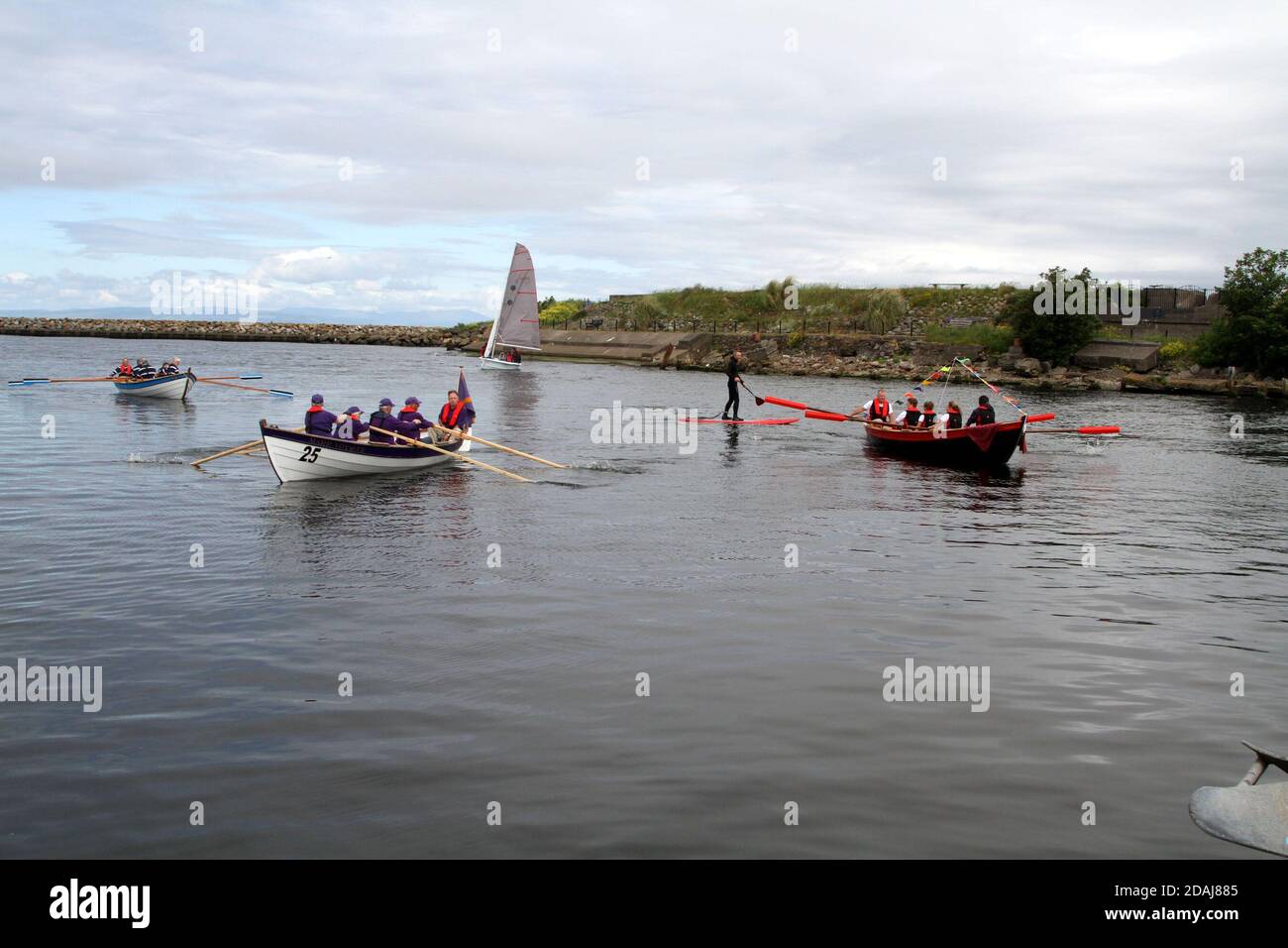 Girvan Harbour, Ayrshire, Scozia, Regno Unito apertura ufficiale di nuovi pontoni e denominazione di Grivan Academy skiff Foto Stock