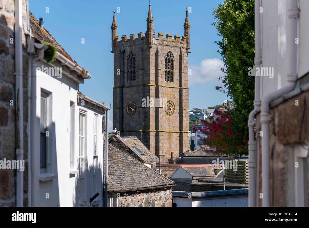 Vista della chiesa parrocchiale di St Ives attraverso strade strette, St Ives, Cornwall, Regno Unito Foto Stock
