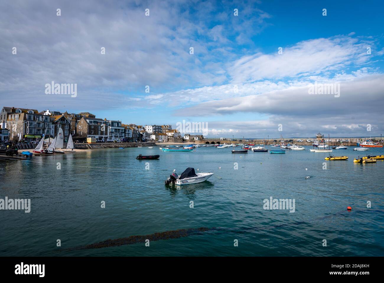 Barche nel porto di St Ives ad alta marea, Cornovaglia, Regno Unito Foto Stock