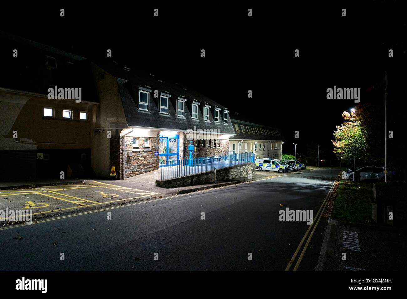 La principale stazione di polizia Douglas, Isola di Man di notte Foto Stock