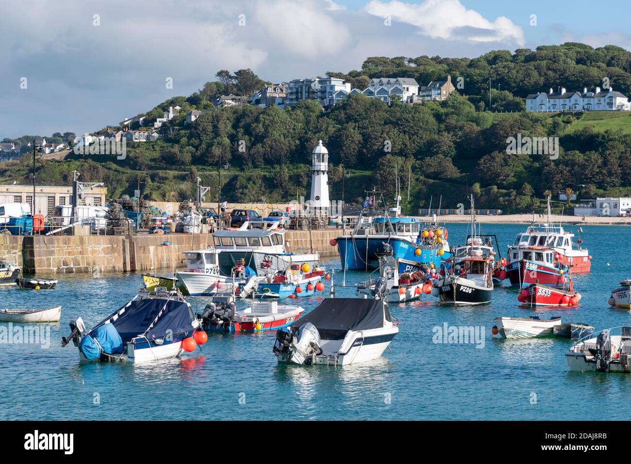 Barche nel porto di St Ives ad alta marea e Smeatons Pier, Cornovaglia, Regno Unito Foto Stock