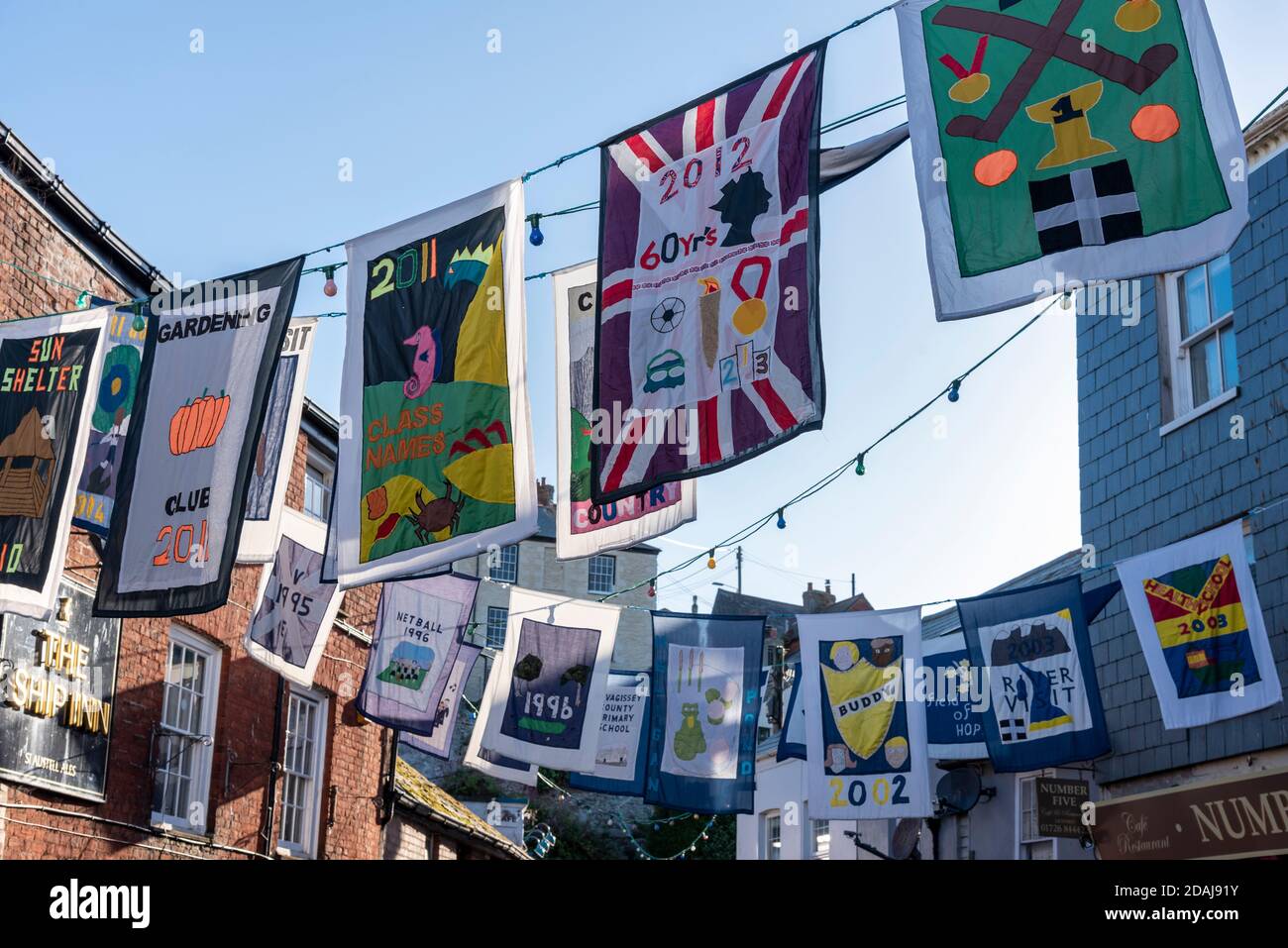 Mevagissey Feast Week bandiere dai bambini delle scuole locali, Mevagissey, Cornovaglia, Regno Unito Foto Stock