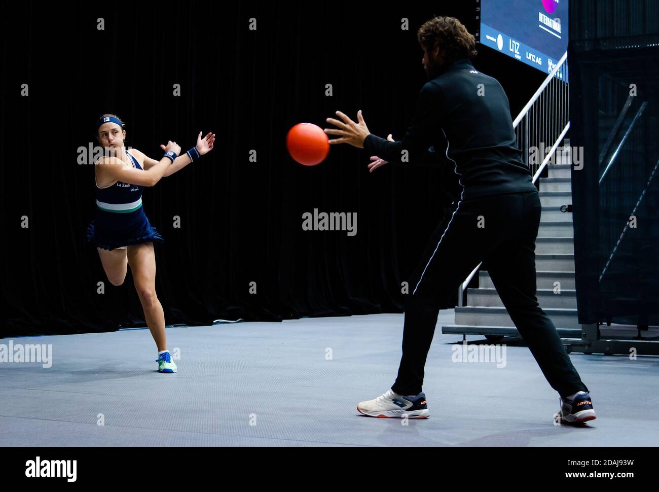 Nadia Podoroska dell'Argentina si riscalda per il suo secondo turno Partita al 2020 Upper Austria Ladies Linz WTA International Tennis a / LM Foto Stock