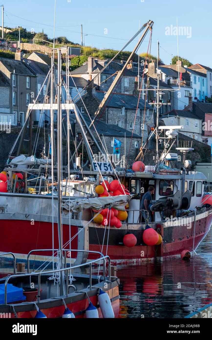 Barche a Mevagissey Harbour, Cornovaglia, Regno Unito Foto Stock