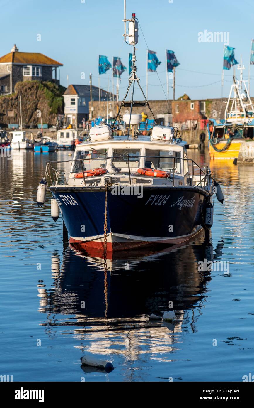 Barche a Mevagissey Harbour, Cornovaglia, Regno Unito Foto Stock