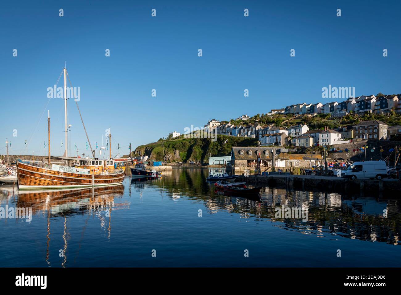 Barche a Mevagissey Harbour, Cornovaglia, Regno Unito Foto Stock