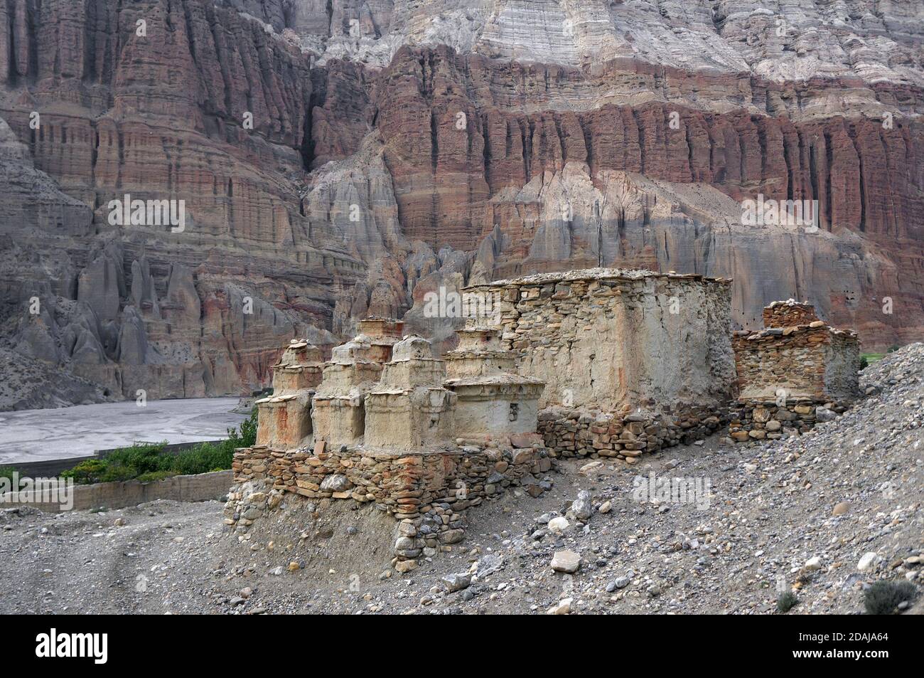 Chortens buddisti e rovine tra le montagne di scisto nelle vicinanze di Chusang. Trekking a Mustang superiore, Nepal. Foto Stock