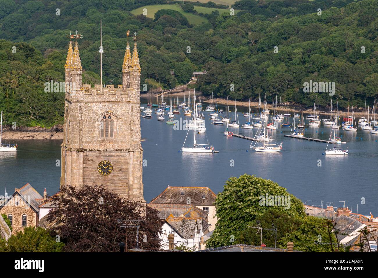 Barche a vela sull'estuario di Fowey e sulla chiesa parrocchiale di Fowey, Cornovaglia, Regno Unito Foto Stock