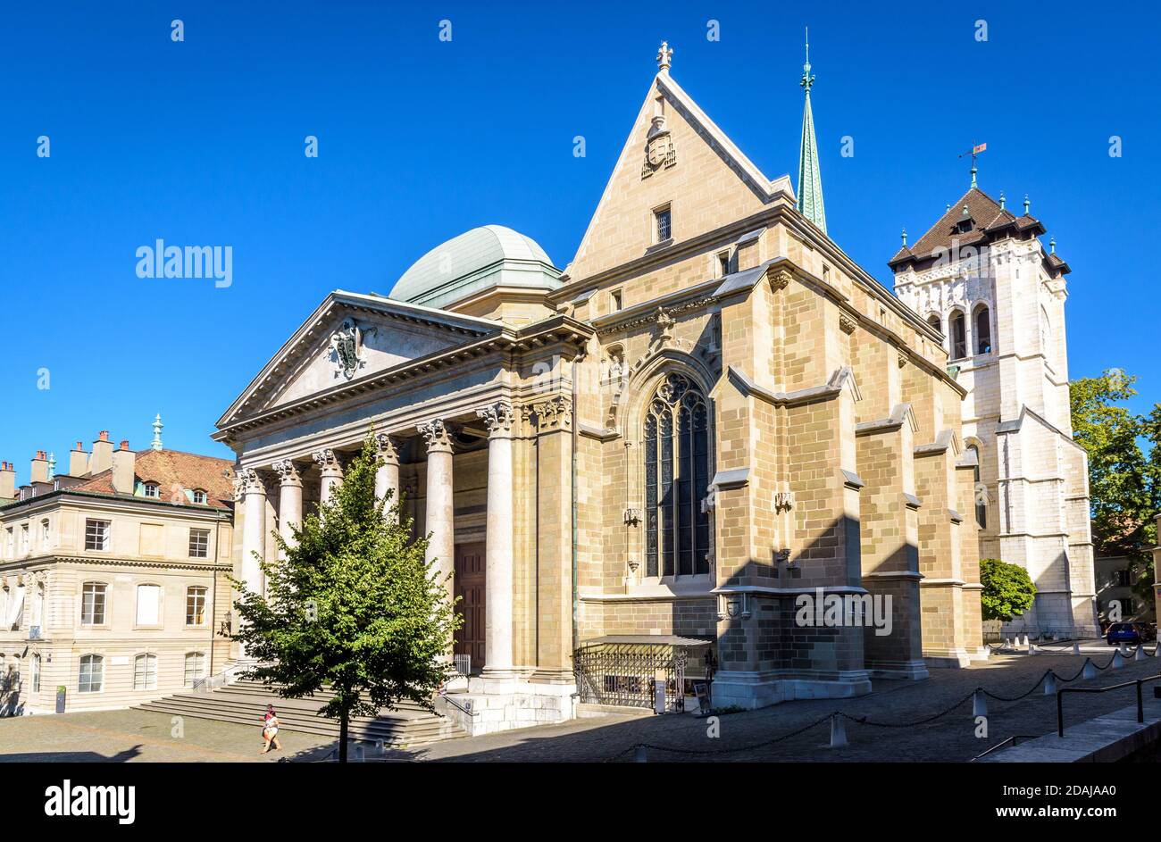Vista frontale di tre quarti della cattedrale di Saint-Pierre nel centro storico di Ginevra, una cattedrale protestante riformata con un portico neoclassico. Foto Stock
