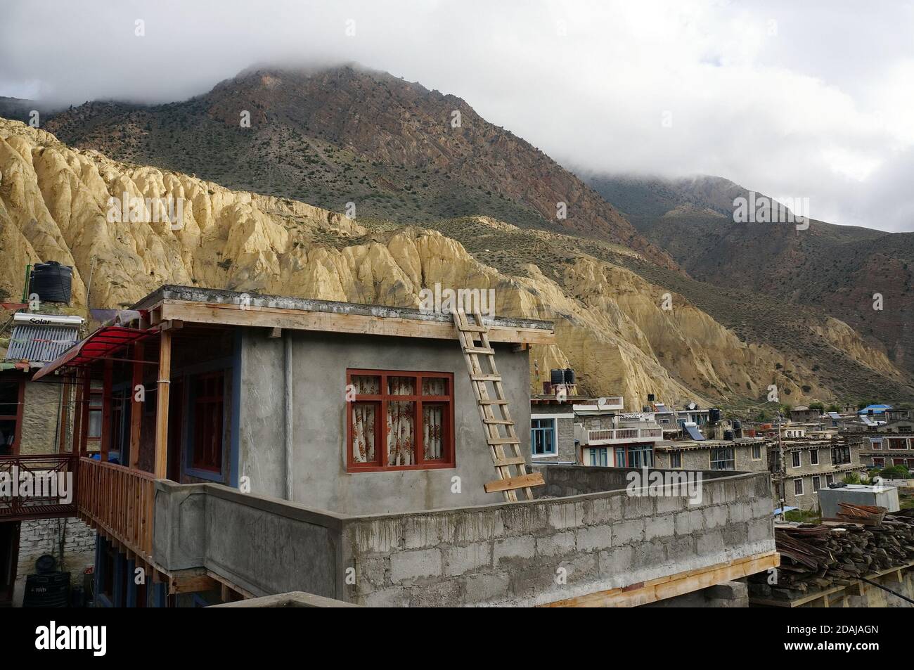 Una tradizionale casa di blocco nepalese a due piani a Jomsom ai piedi delle Montagne Himalayane in Nepal, distretto di Mustang. Foto Stock