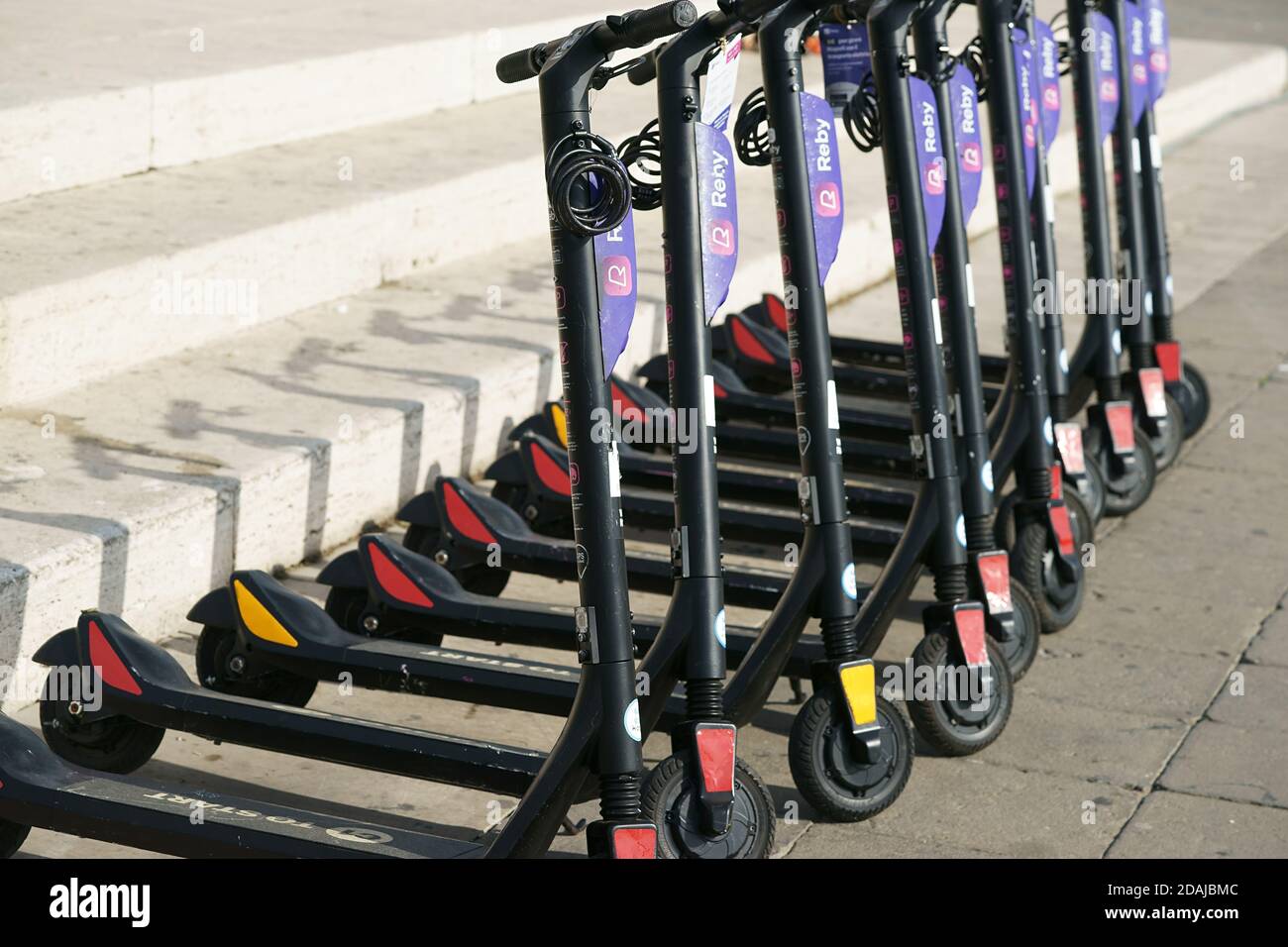 Pronto all'uso, scooter elettrico a spinta a noleggio, monopattini elettrici, Napoli, Italia Foto Stock