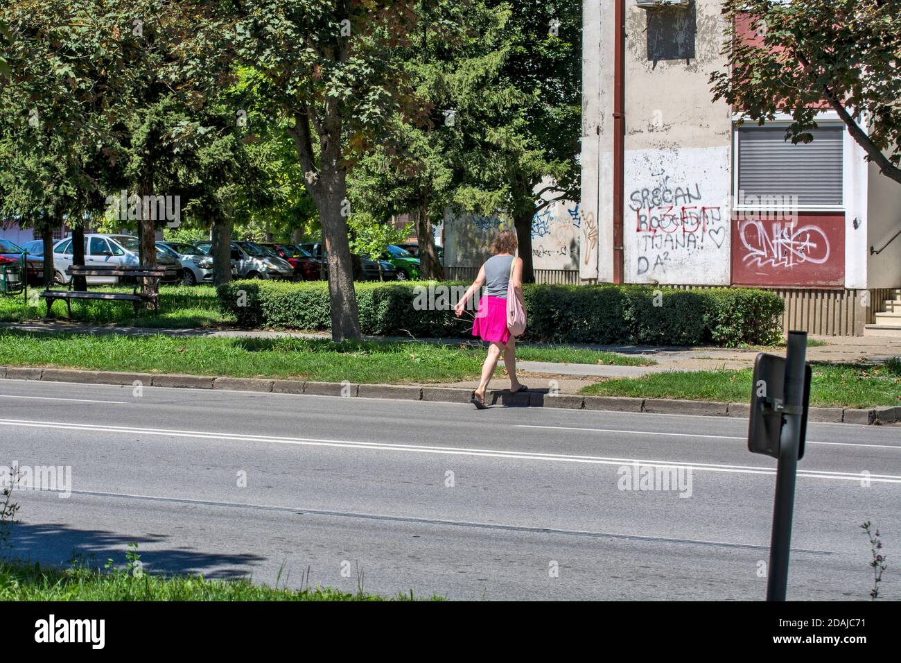 Zrenjanin, 29 luglio 2020. Donna pericoloso attraversare la strada. Attraversa la doppia linea e all'esterno dell'attraversamento pedonale. Foto Stock