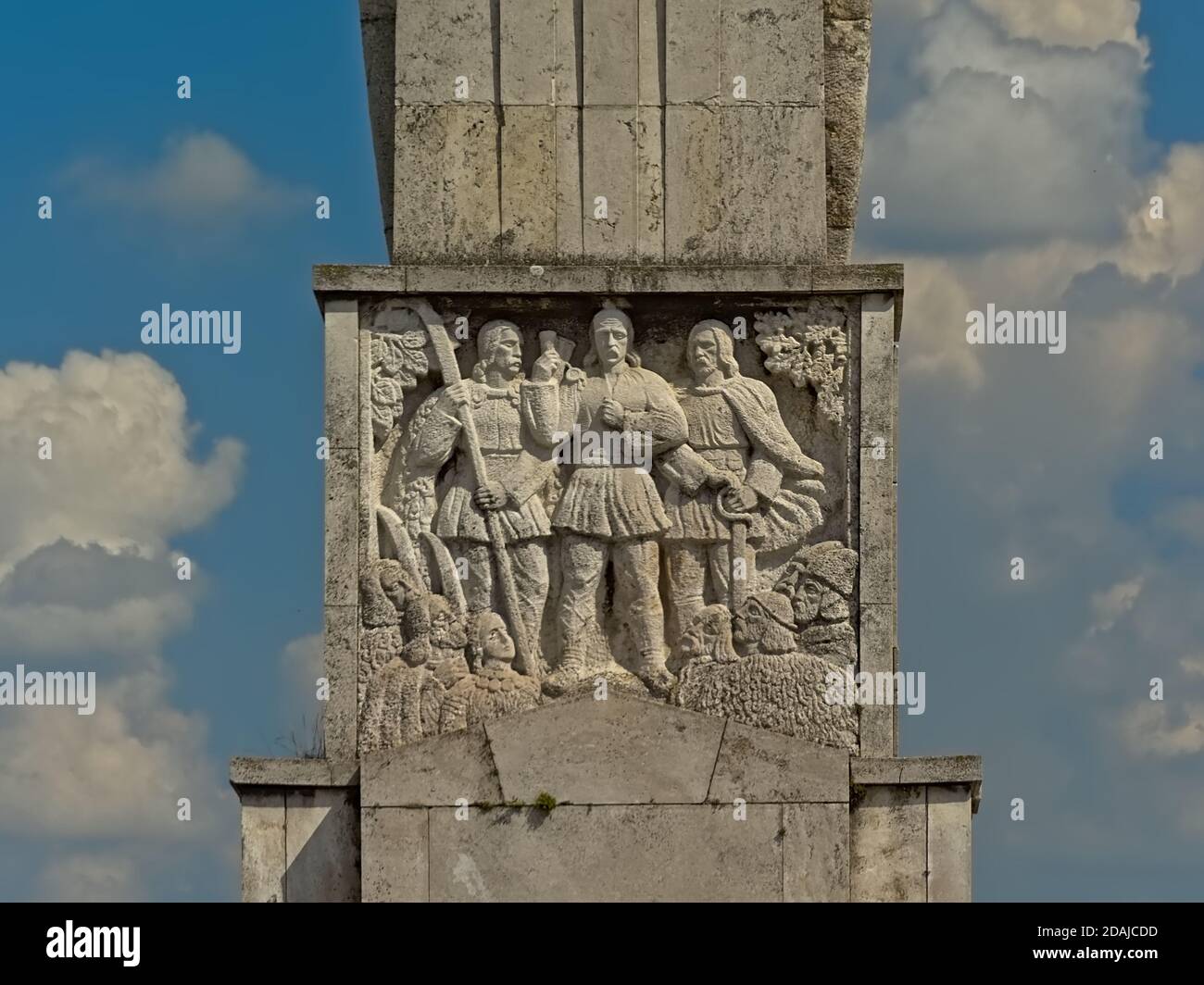 Bassorilievo di tre guerrieri, dettaglio del Monumento degli eroi rumeni nella vecchia cittadella di Alba Iulia, vista ad angolo basso. Foto Stock