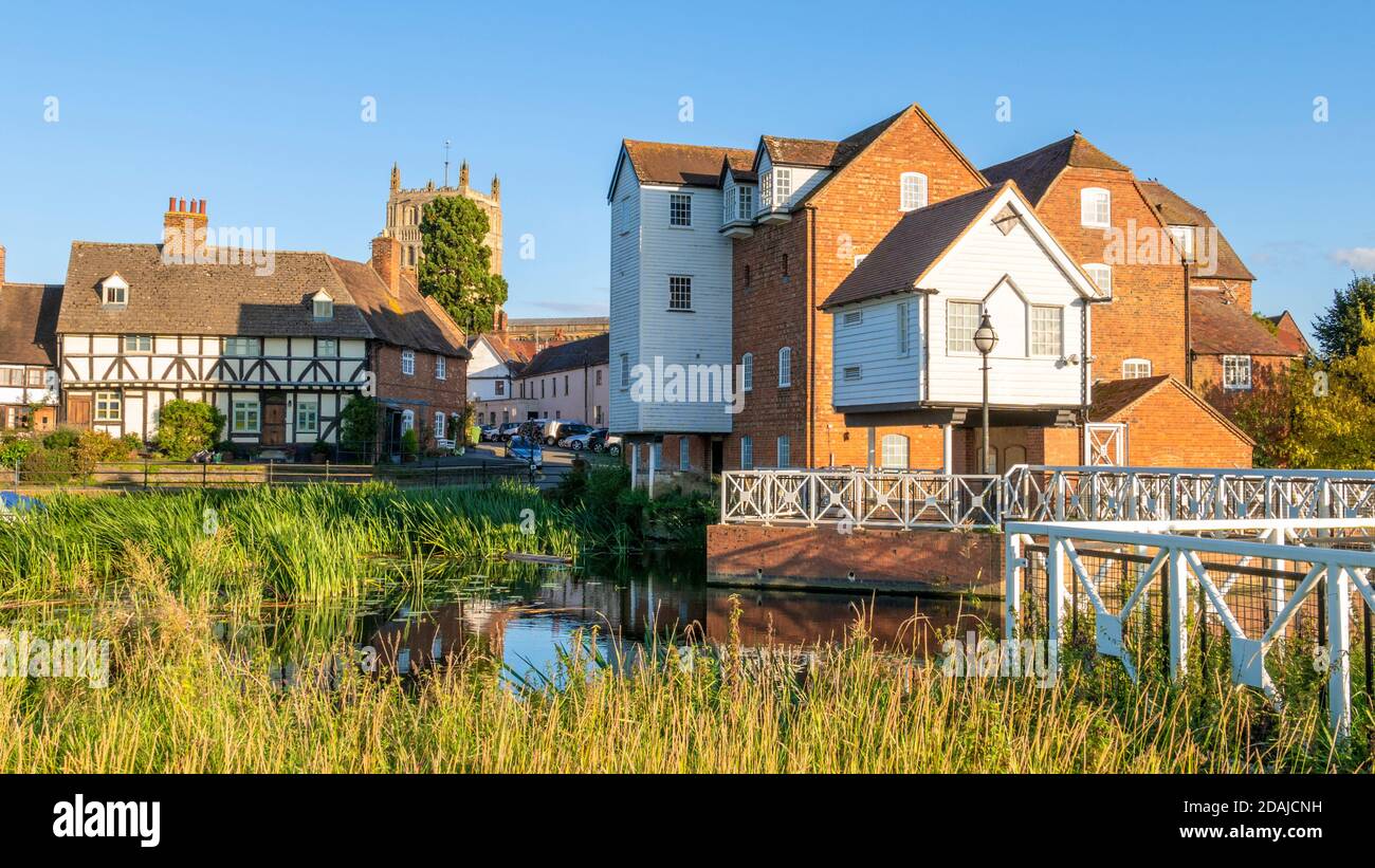 Tewkesbury e il fiume Avon presso il mulino Tewkesbury Mill Abbey Water Mill St Marys Road sul Severn Way Gloucestershire Inghilterra GB UK Europa Foto Stock