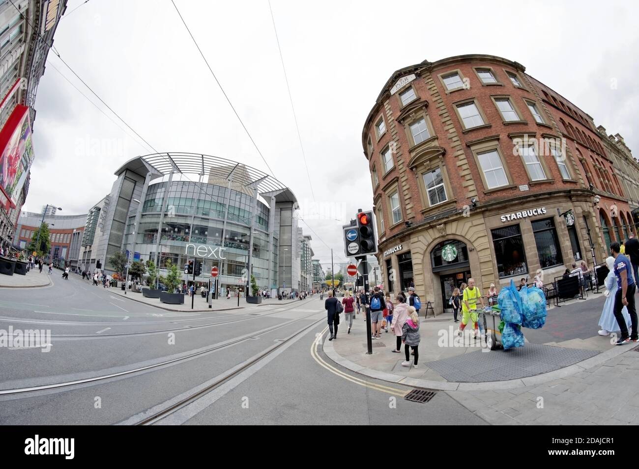 Starbucks, Next e The Printworks su Corporation Street, Manchester, Inghilterra (di fronte al National Football Museum). Foto Stock