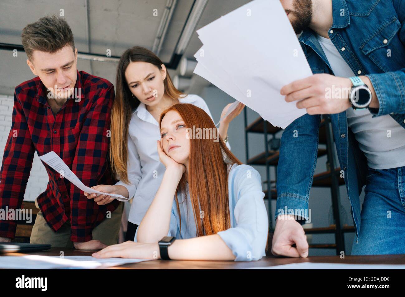 A basso angolo di esausta lavoratrice giovane sotto stress in ufficio. Foto Stock