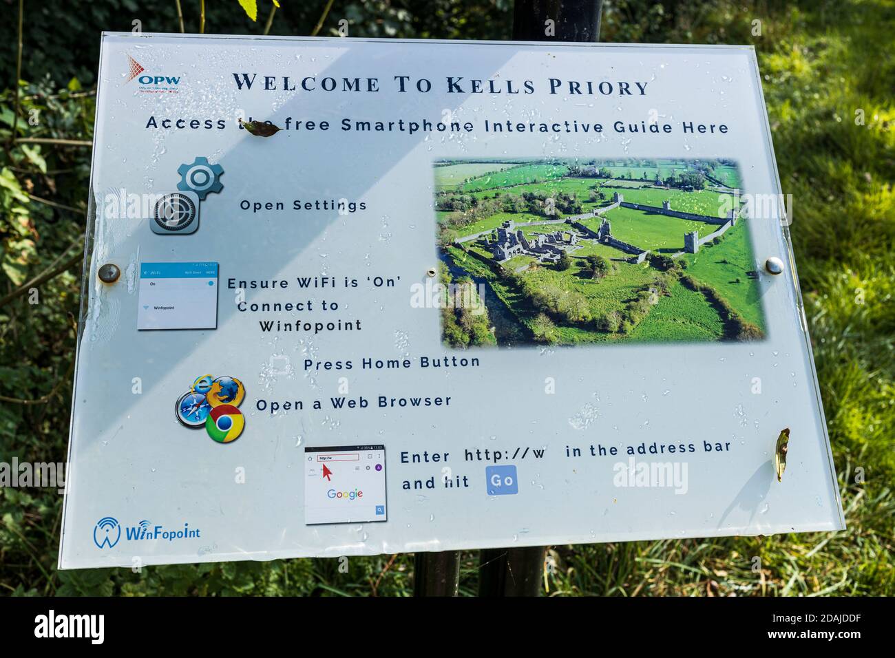 Segno di informazioni turistiche con codice QR alle rovine del Priorato di Kells di un monastero fortificato di Agustine nella contea di Kilkenny, Irlanda Foto Stock