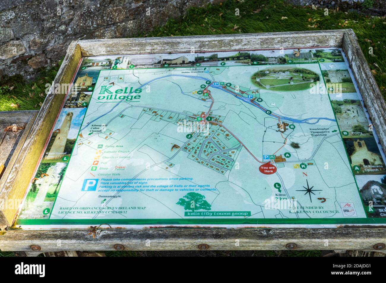 Mappa e informazioni turistiche a Kells Priory rovine di un monastero fortificato Agustine nella contea di Kilkenny, Irlanda Foto Stock