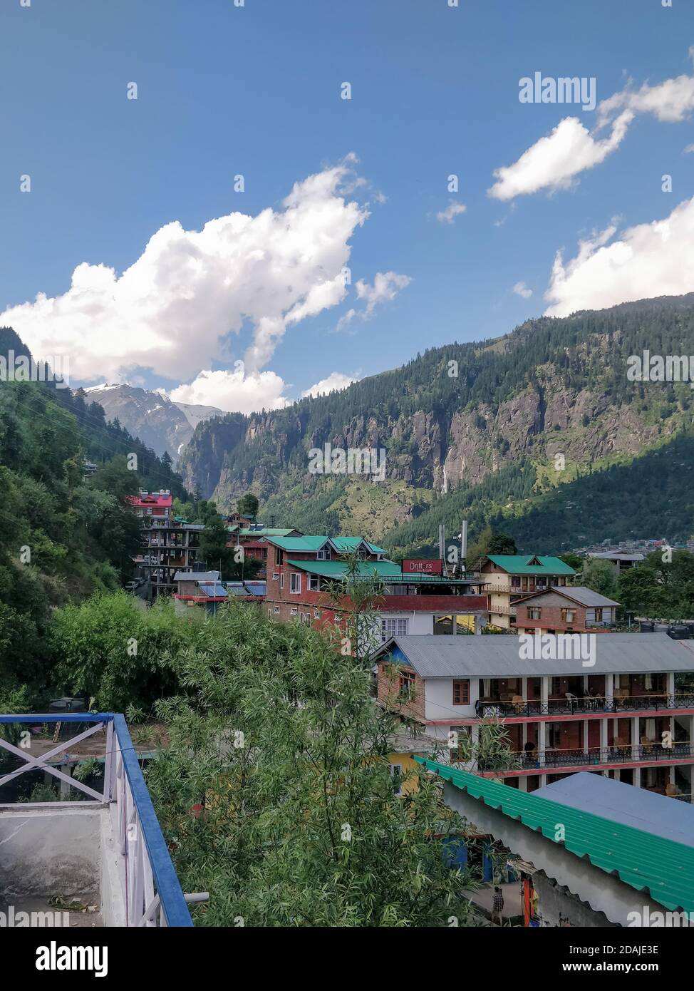 Manali, India - 9 giugno 2019: Bella vista dal tetto del vecchio edificio manali. Foto Stock