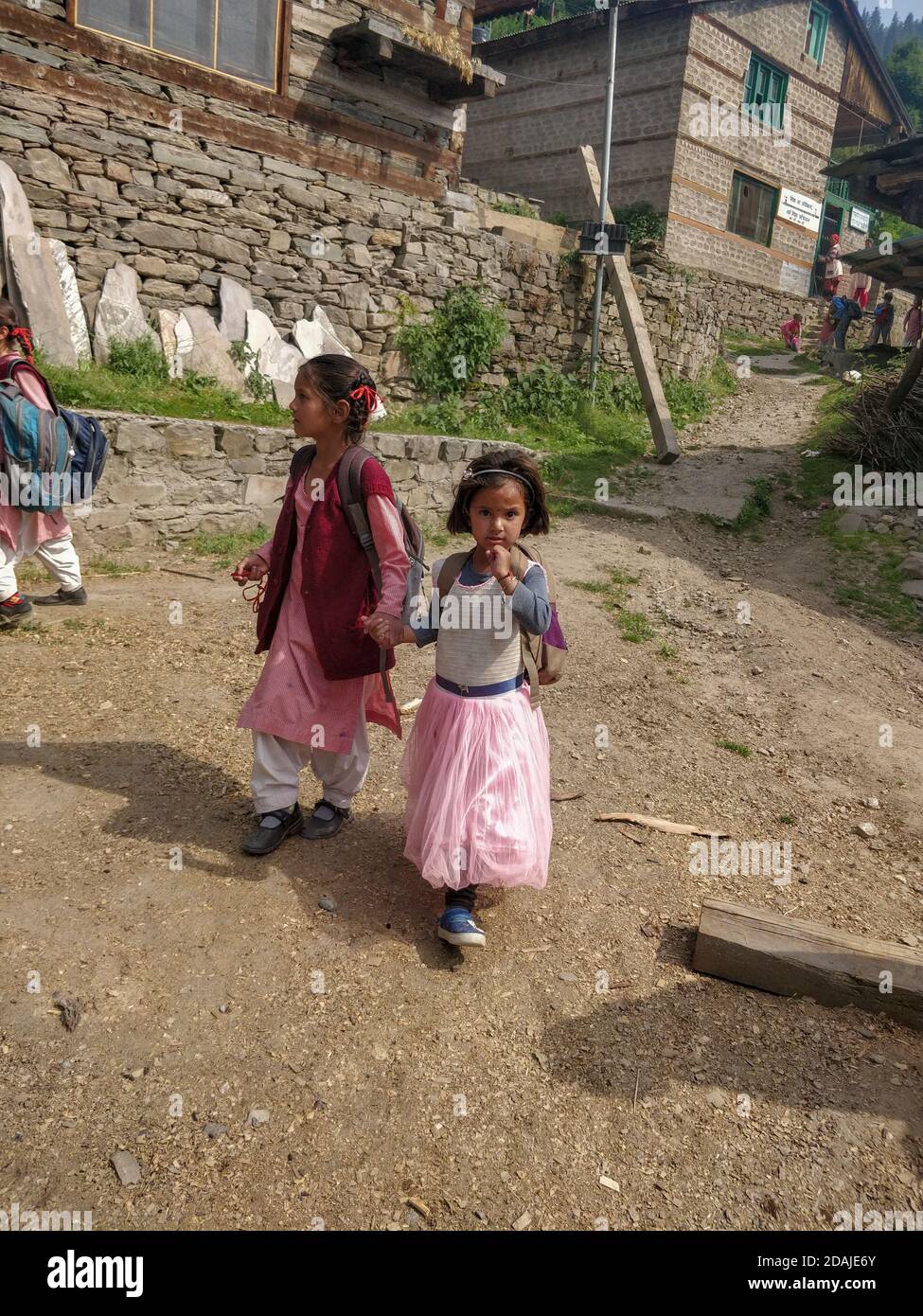 Manali, India - 11 Giugno 2019: Indiano Villaggio di montagna Himalayan Bambini andare a scuola. Foto Stock