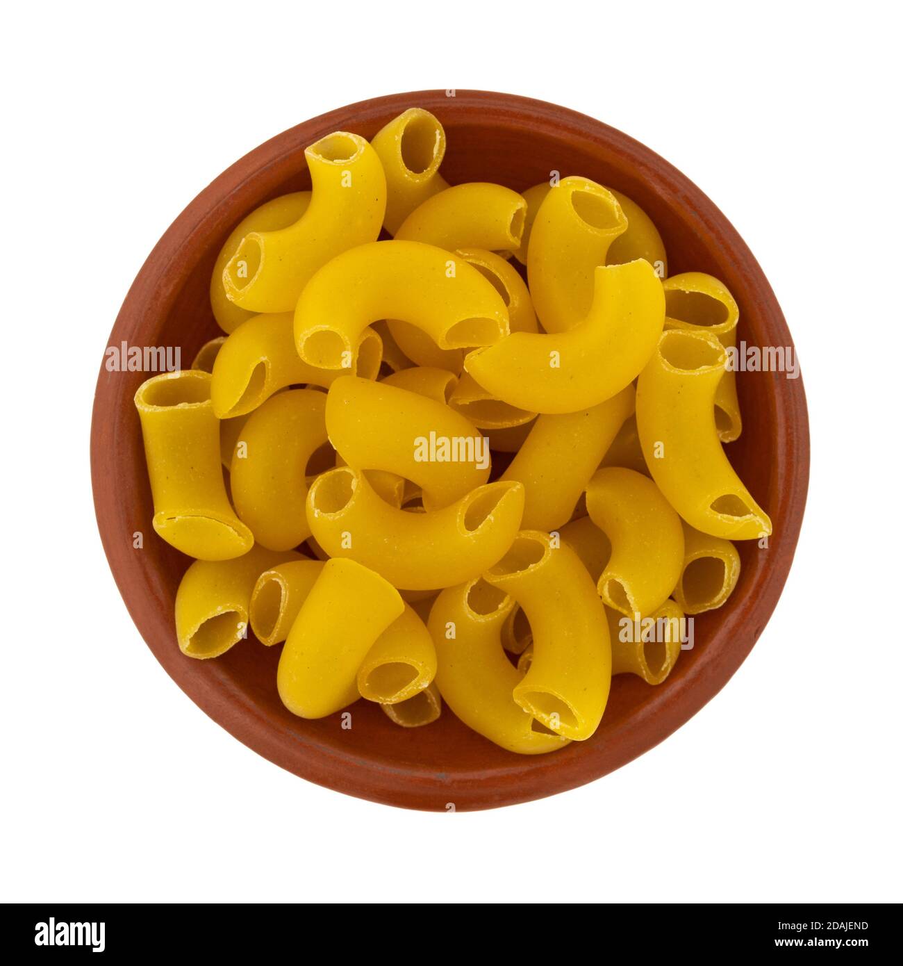 Vista dall'alto di una ciotola di macaroni a gomito organici isolati su sfondo bianco. Foto Stock