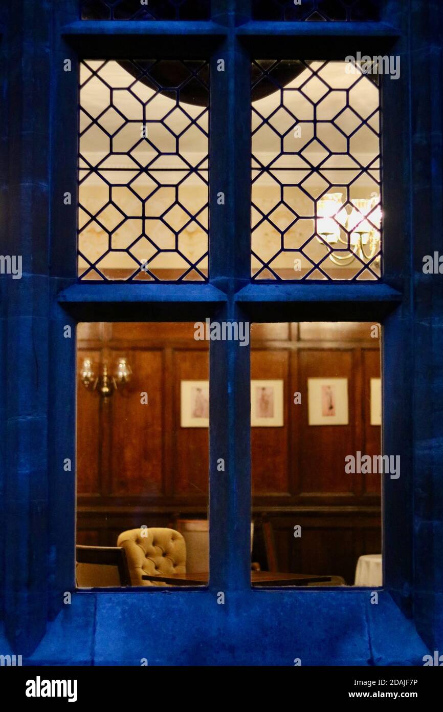 12 novembre 2020 - Inghilterra Regno Unito: Vista attraverso la finestra di edificio storico Foto Stock