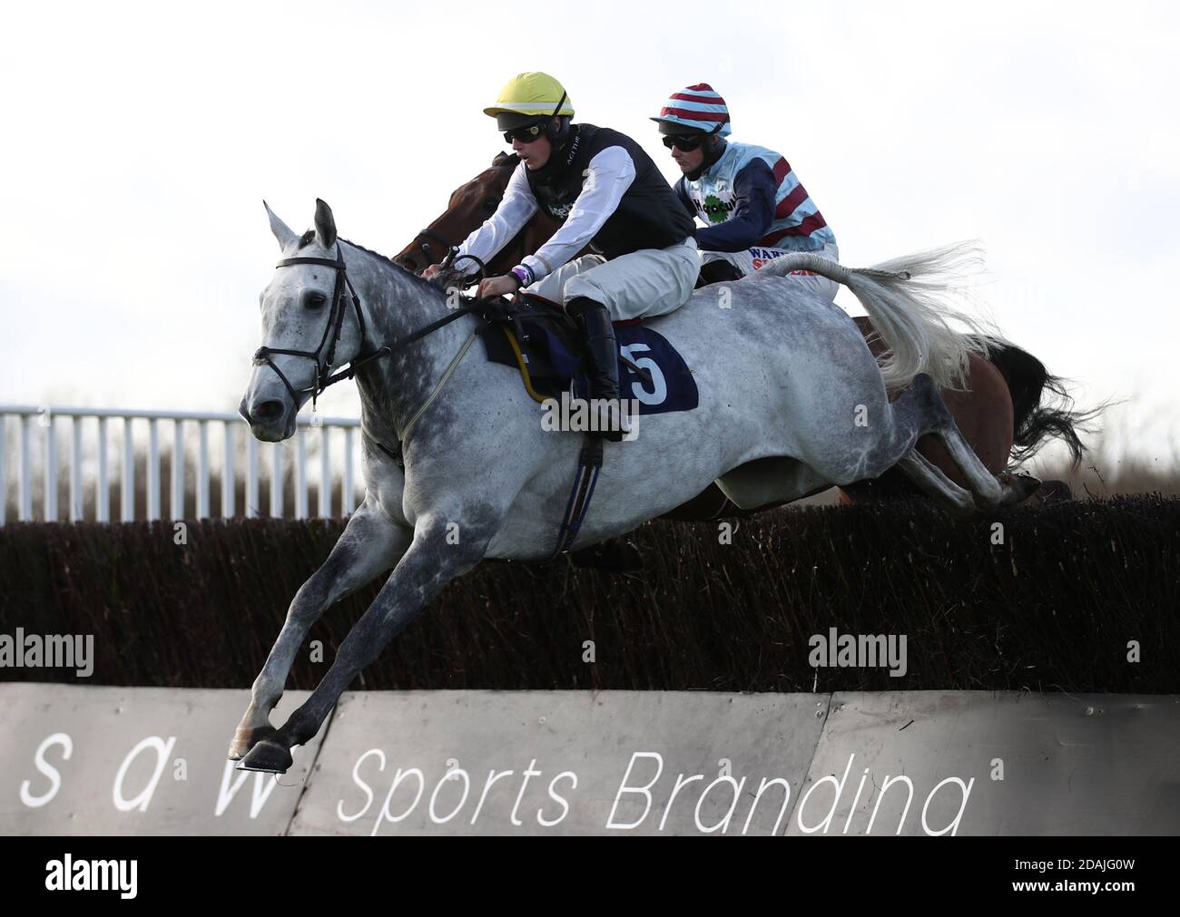 Jordan Nailor a bordo di Rizzardo (a sinistra) sulla loro strada per vincere il seguito alle gare su Twitter handicap Chase al Southwell Racecourse, Ludlow. Foto Stock