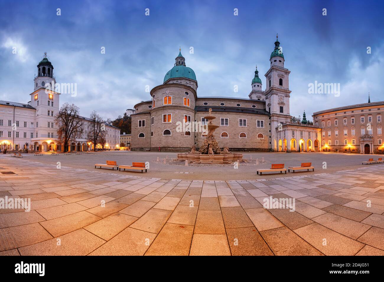 Salisburgo, Austria. Immagine del paesaggio urbano di Salisburgo, Austria con la Cattedrale di Salisburgo e Residenzplaz durante l'alba autunnale. Foto Stock