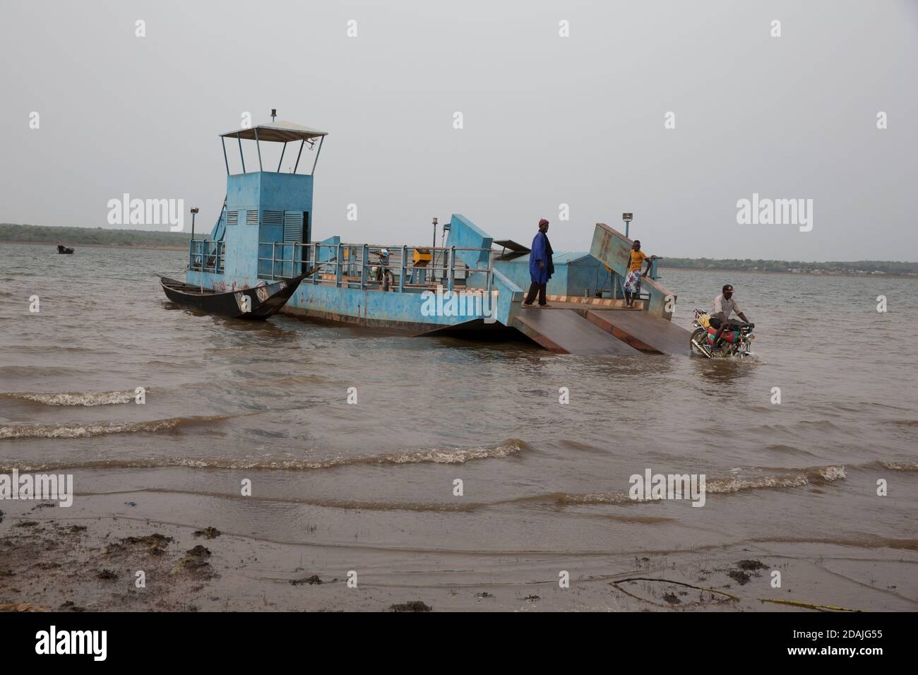 Selingue area, Mali, 27 aprile 2015; traghetto attraverso il lago può trasportare motobike, un paio di auto o un camion e si carica 20,000 CFA per un'auto per un viaggio di andata e ritorno. Foto Stock