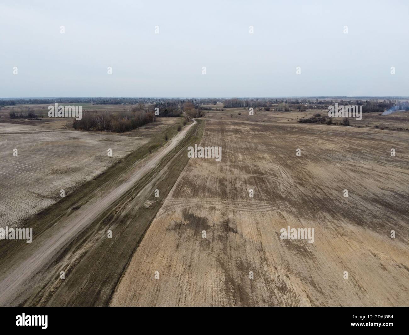 Strada sterrata nei campi, vista aerea. Orizzontale. Foto Stock