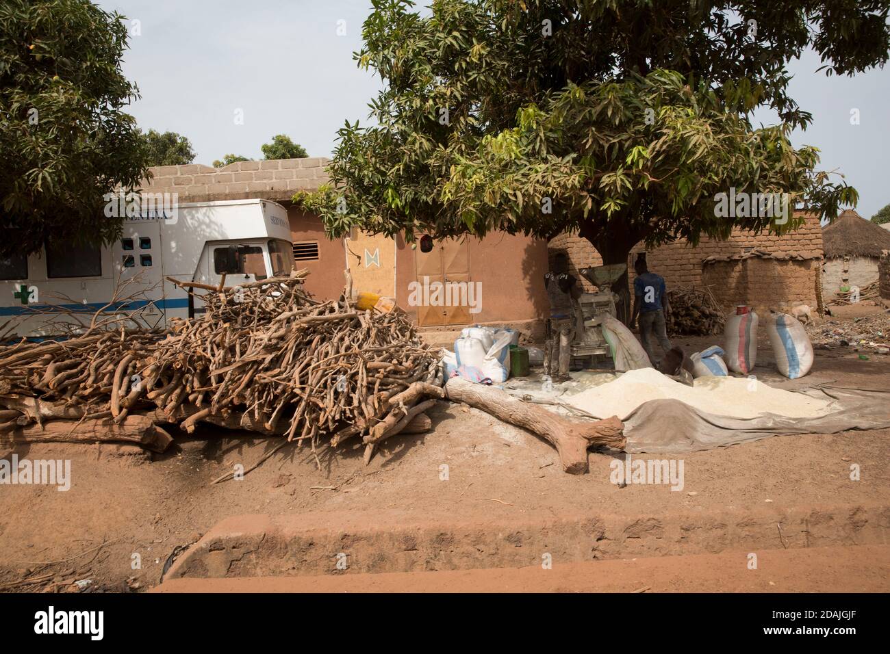 Villaggio di Tanga, regione di Selingue, Mali, 27 aprile 2015; le persone sono state spostate in questo villaggio da Tanga Koro quando la diga è stata costruita. Foto Stock