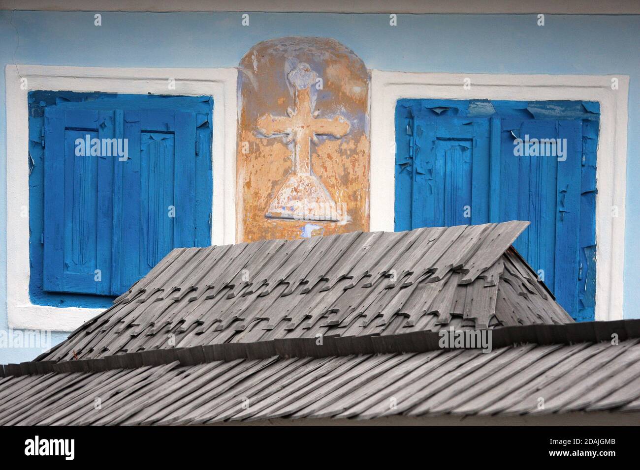 Sibiu County, Romania. Facciata di una vecchia casa con una croce bassorilievo su di essa. Foto Stock