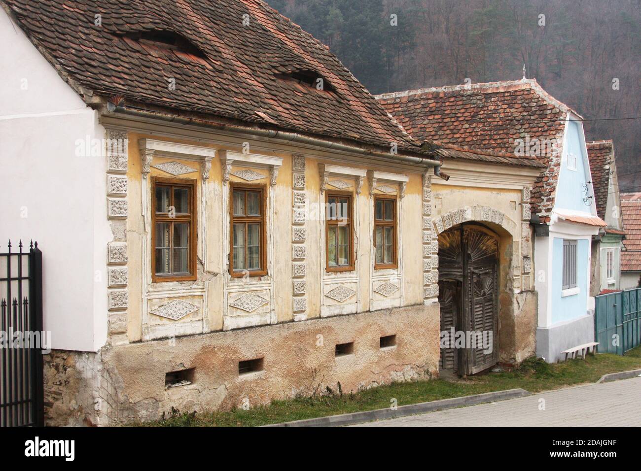 Vecchie case sassone adiacenti nella contea di Sibiu, Romania. Foto Stock
