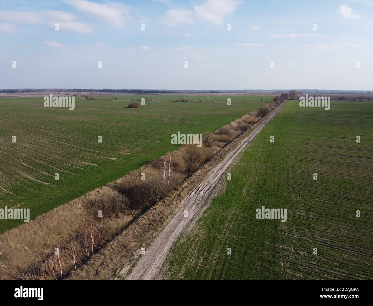 Terreno abbandonato canale di bonifica nel campo, vista aerea. Paesaggio agricolo. Foto Stock