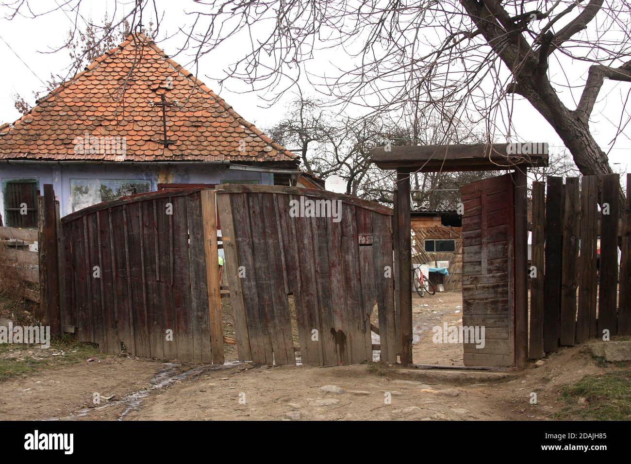 Contea di Sibiu, Transilvania, Romania. Proprietà in campagna, con un cancello di legno deteriorato. Foto Stock