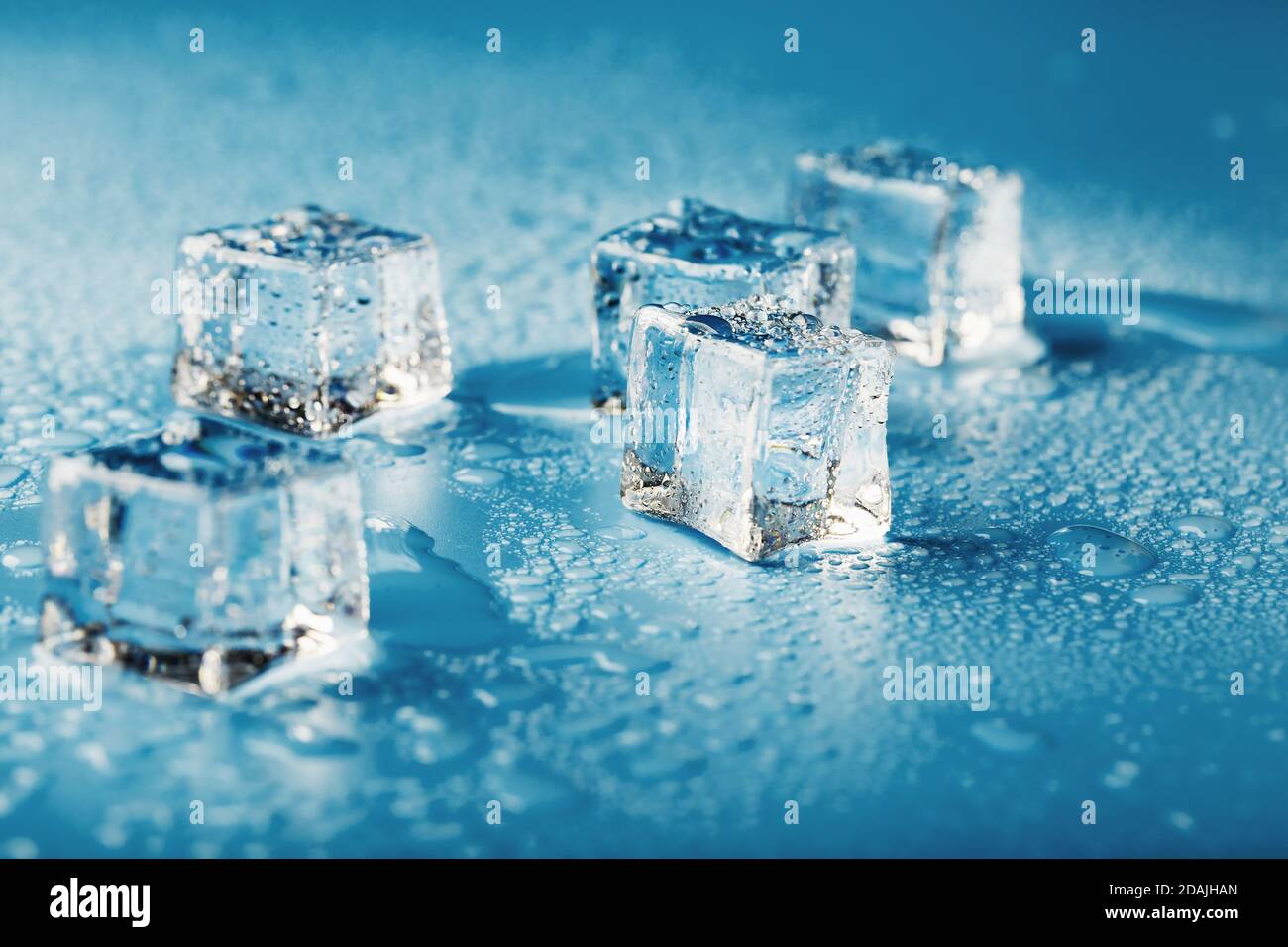 Blocchi di ghiaccio con gocce d'acqua da vicino. Macro ghiaccio  rinfrescante cubo per un drink in una giornata calda Foto stock - Alamy
