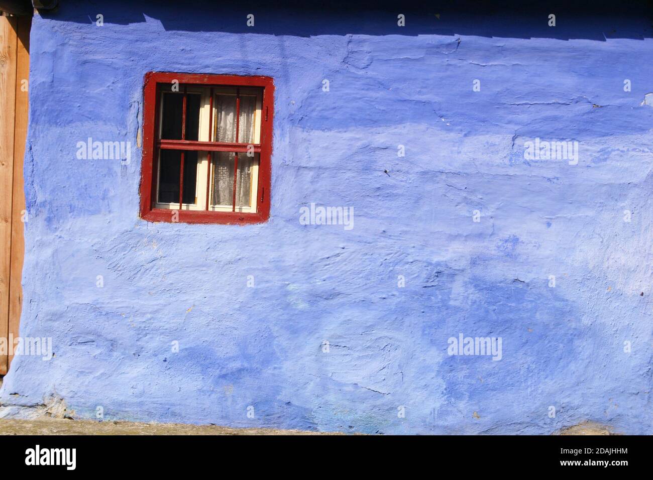 Facciata dipinta di una vecchia casa nella contea di Sibiu, Romania Foto Stock