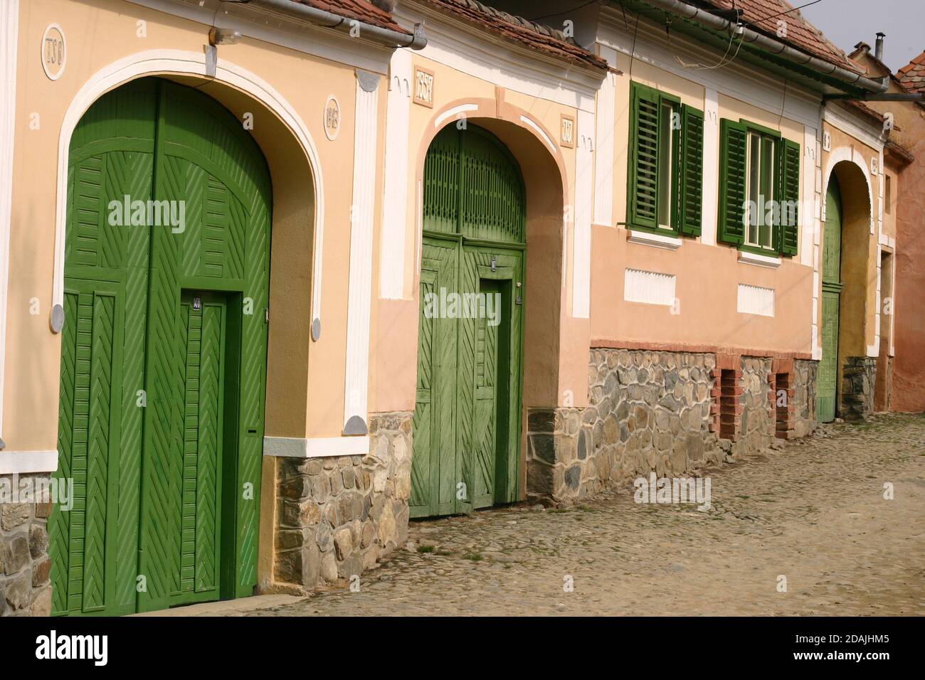 Vecchie case sassone adiacenti nella contea di Sibiu, Romania. Foto Stock