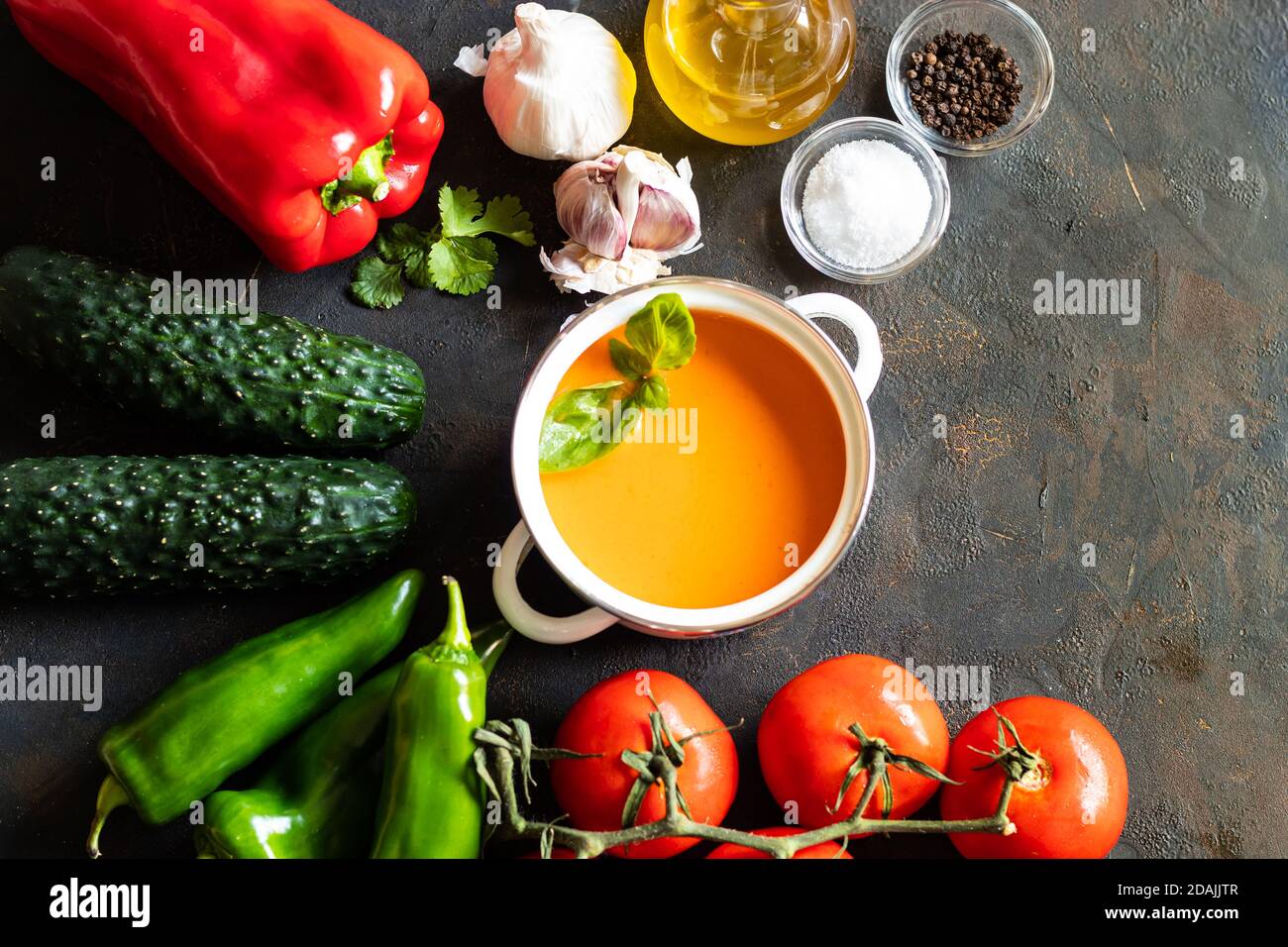 Gazpacho andaluso rinfrescante pomodoro e altre verdure Foto Stock