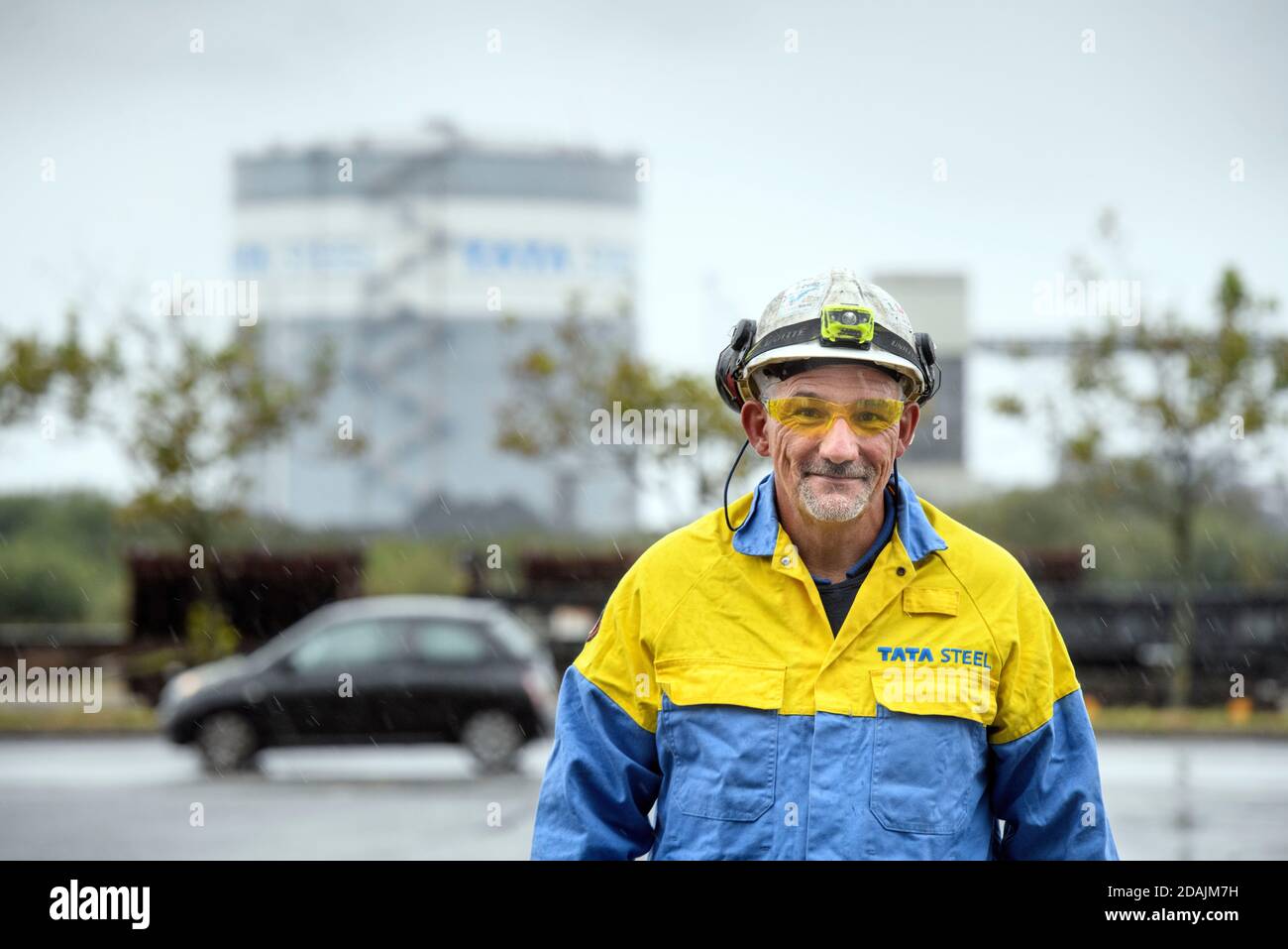 Operaio che entra nello stabilimento di acciaio laminato a freddo presso la fabbrica di acciaio Tata A Port Talbot, Galles del Sud Foto Stock
