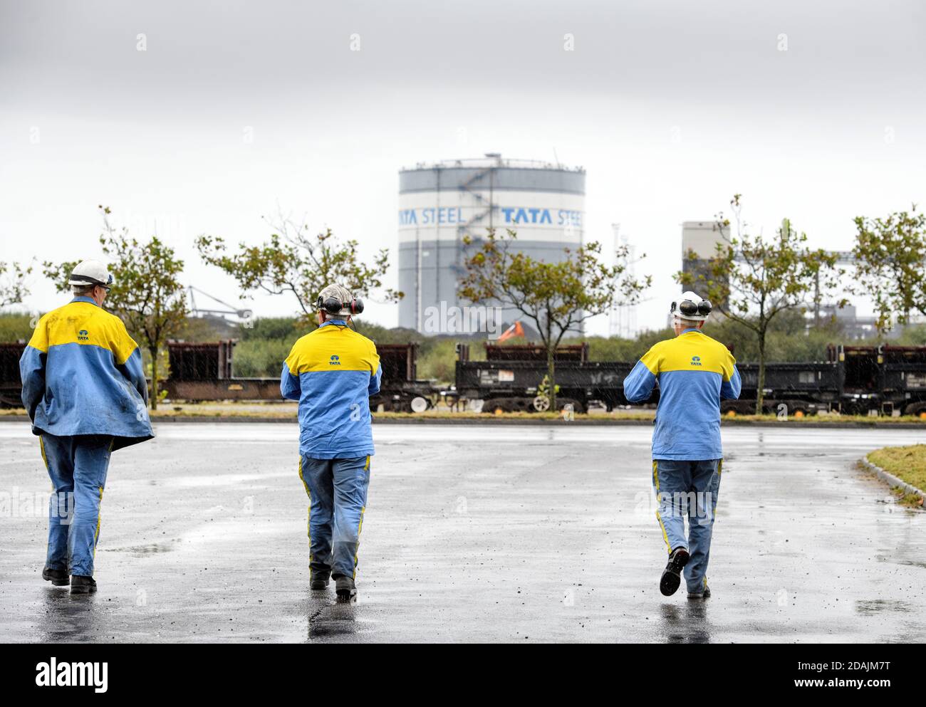 Lavoratori che lasciano l'impianto di acciaio laminato a freddo presso l'acciaieria Tata A Port Talbot, Galles del Sud Foto Stock