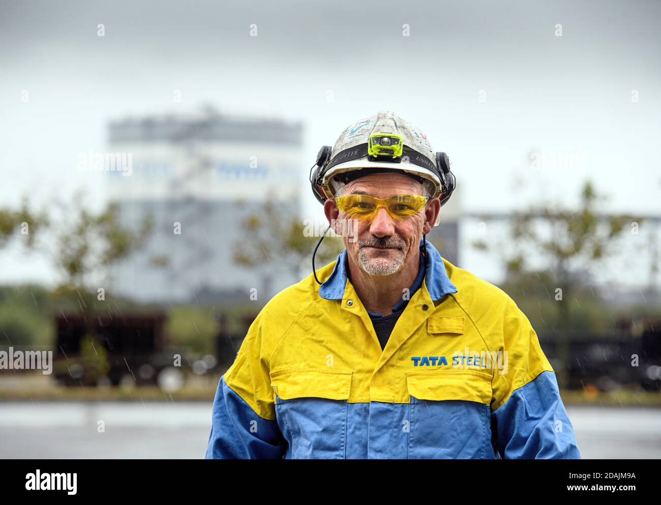 Operaio che entra nello stabilimento di acciaio laminato a freddo presso la fabbrica di acciaio Tata A Port Talbot, Galles del Sud Foto Stock